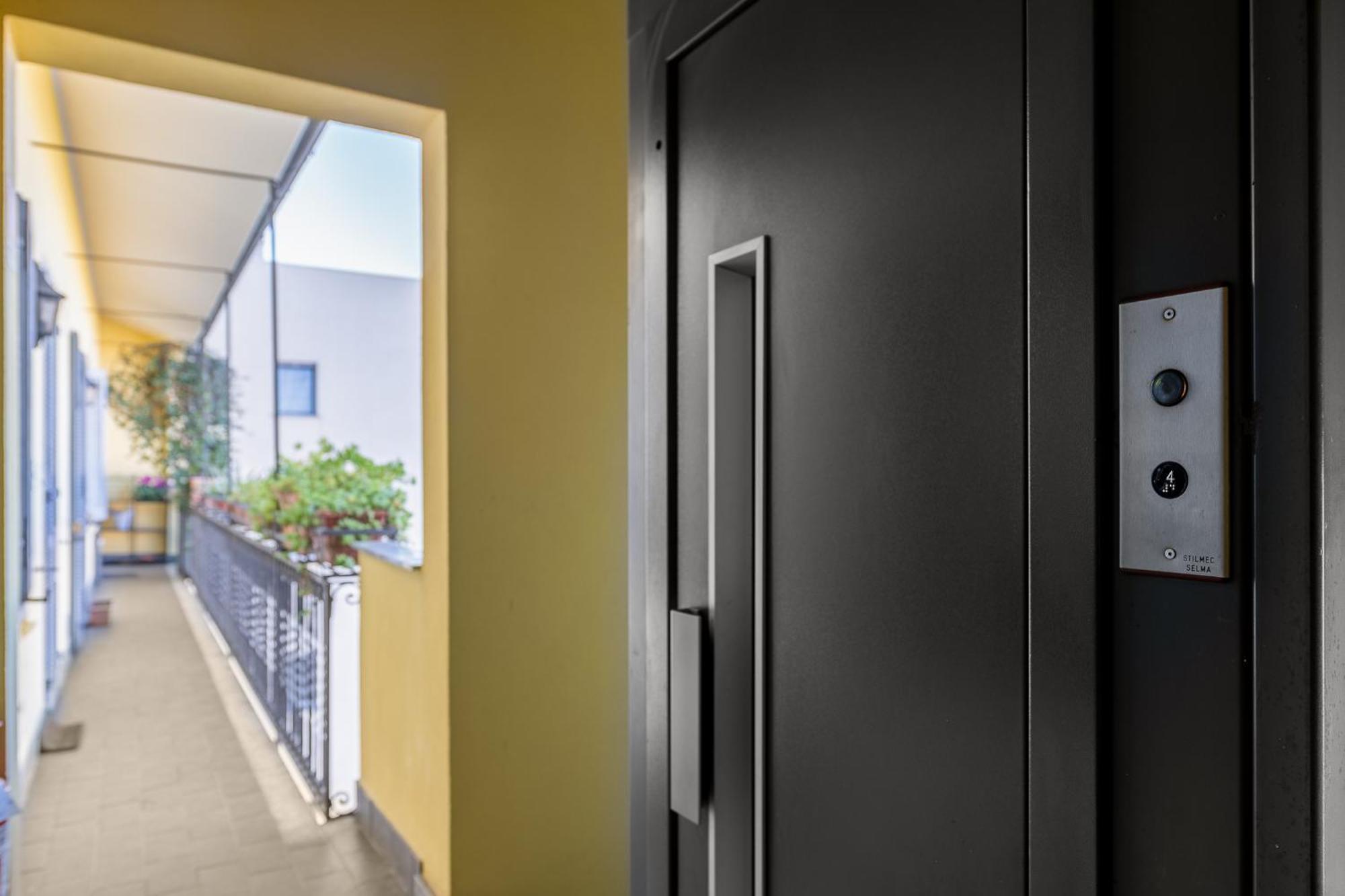 Bright Loft - Free Private Parking Apartment Милано Екстериор снимка